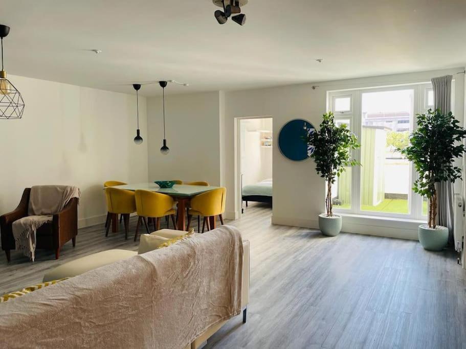 Stunning Huge Openplan 2Bed Flat Apartment Woking Bagian luar foto