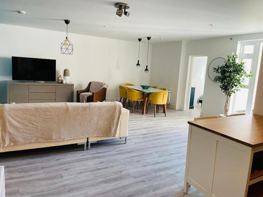 Stunning Huge Openplan 2Bed Flat Apartment Woking Bagian luar foto