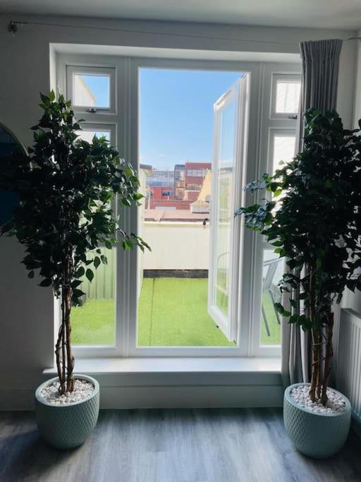 Stunning Huge Openplan 2Bed Flat Apartment Woking Bagian luar foto