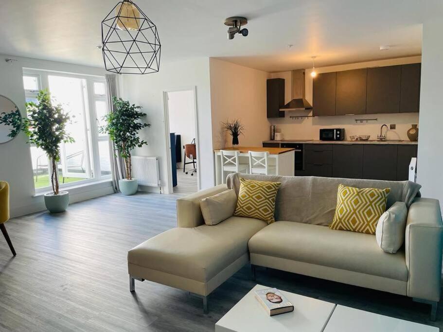 Stunning Huge Openplan 2Bed Flat Apartment Woking Bagian luar foto